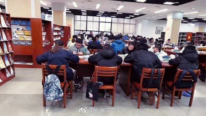 Thư viện Đại học An Huy vẫn chật kín người dù trường đã cho nghỉ Tết